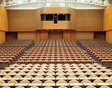 最新の大型スクリーンがある学生会館