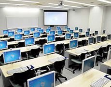 48台のパソコンが設置された多目的教室