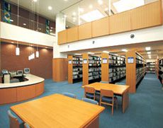 吹き抜けで個人学習ブースがある図書館