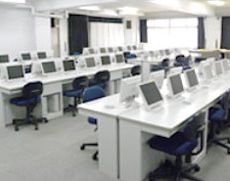 1人1台のパソコンを利用する情報科教室