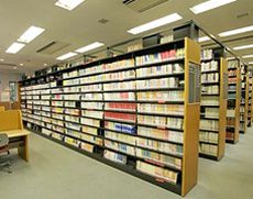 70,000冊以上の蔵書を誇る図書館
