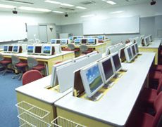 視聴覚設備を完備しているパソコン実習室