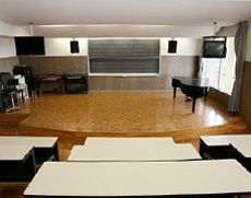 音楽に適した形の部屋である音楽室