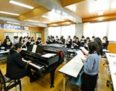 楽器の演奏用と合唱用に分けられた音楽室
