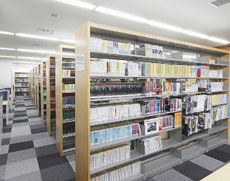 学校生活の一部となる配置の図書館
