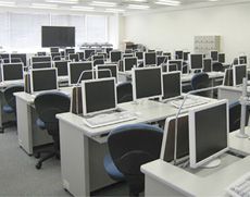 合計で100台ある3つのコンピュータ室