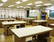 普通教室の約2倍の広さがある技術室