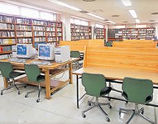 本校舎中央にあり、使いやすい図書館
