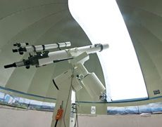 理科の授業で活躍する天体観測室