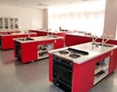彩やかな作業台を使用する調理室