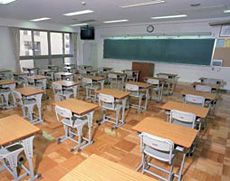 個人用ロッカー、クローゼットもある教室