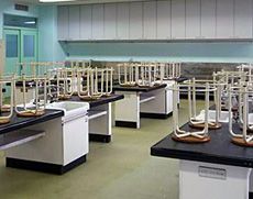 すっきりした環境で授業する実験室