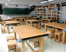 広いテーブルで作業できる技術教室