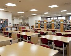 学習閲覧室などを持つ広い図書館