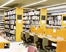 約8万冊の蔵書、座席数142席の図書館