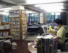 利用率が高く生徒でいっぱいになる図書館
