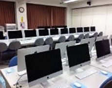 快適な操作環境のコンピュータ室