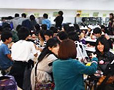 中学生高校生が入り混じって賑わう食堂