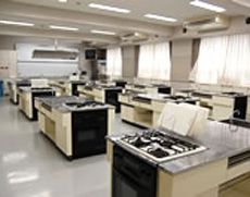 授業のほか国際交流部も利用する調理室