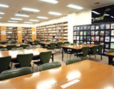 広く静かな環境で学習できる図書室