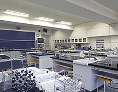 先進的な機材まで導入された化学室