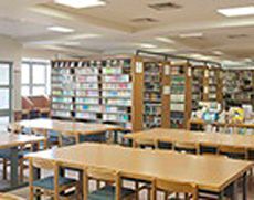 英語関連の本が豊富な図書室