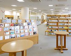 音楽関連図書などが充実した図書館
