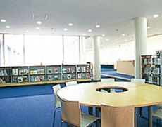 蔵書3万以上、奥行き約40mの図書室