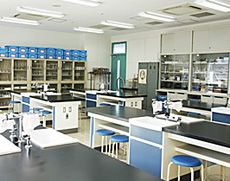 多数の実験用具が棚に並ぶ化学実験室