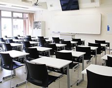 プロジェクターが設置されたホームルーム