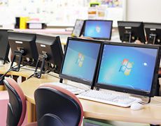 最新ソフトウェアが入ったパソコンルーム