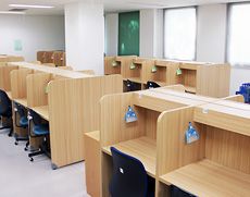 勉強に集中できる個別ブース型の自習室