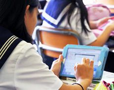 タブレット端末を活用した授業が行われる