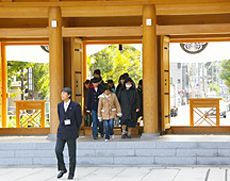 隣接した傳通院へのツアー
