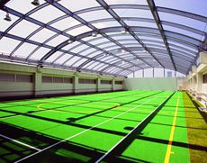緑に囲まれた屋上テニスコート