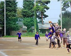 体と心をともに鍛える広大なグラウンド
