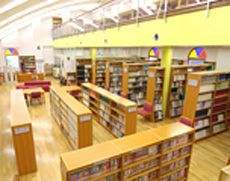 1階に書籍が並び2階で自習できる図書館