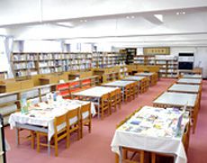 自習、読書用のスペースが広い図書室