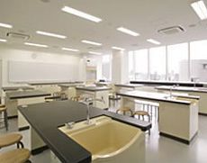 様々な実験器具が取り揃えられた理科室