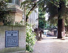 「人間の心に塔を建てん」と理想を掲げる