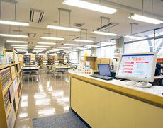 自然光も入り、非常に明るい図書室