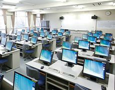 パソコン部も利用するマルチメディア教室