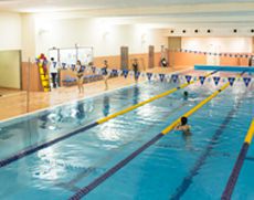 レベルの高い水泳部が活動する温水プール