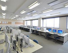ゆったりとした広さのコンピュータ教室