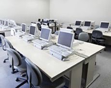 ソフトウェアの使い方を学ぶパソコン室