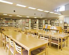 自習や読書のスペースを広くとった図書室