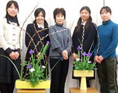 週2回草月流華道などの講座が開かれる