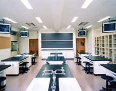 多数のモニターが配置された理科教室