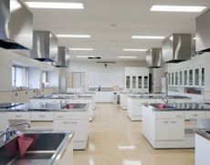 器具も充実し、清潔感のある調理室