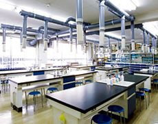 実験を多く取り入れた授業を行う科学棟